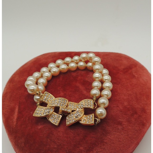 Vintage KJL Double Strand Pearl Bracelet with Goldtone Rhinestone Bow Clasp - Picture 7 of 9